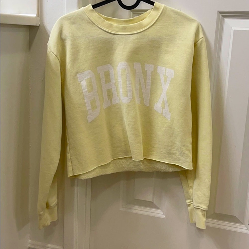 Cute sweater 💛🌸